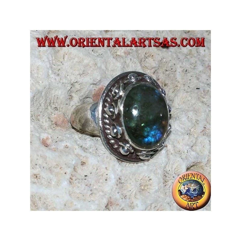 Silberring mit ovalem Labradorit mit blauen Reflexen und besetzter Fassung
