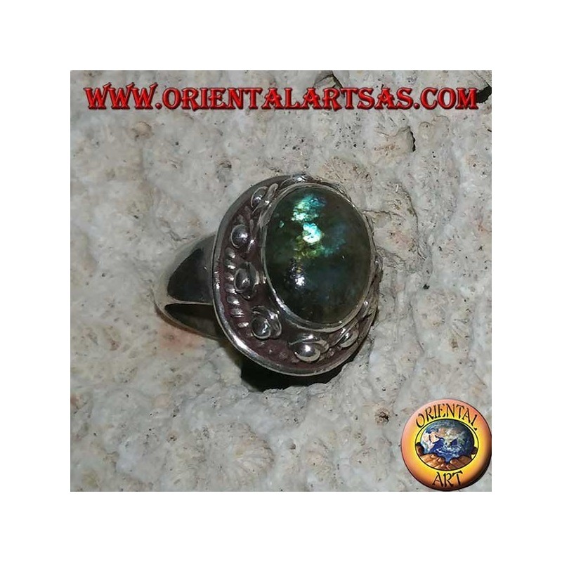 Anello in argento con labradorite a riflessi blu ovale ed incastonatura borchiata