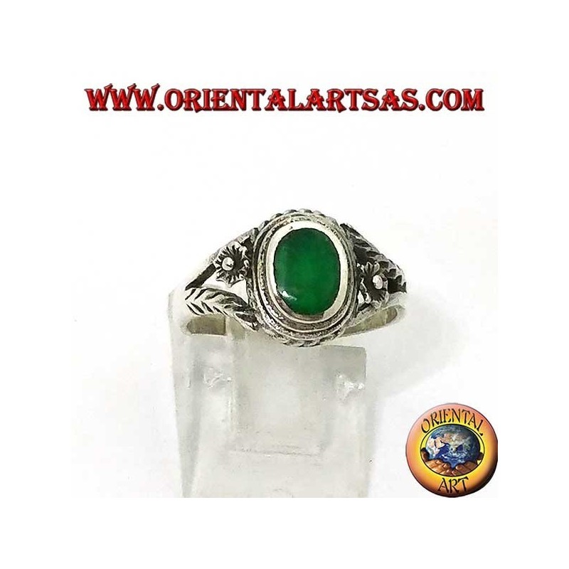 Bague en argent avec agate verte ovale et fleur sur les côtés, petite