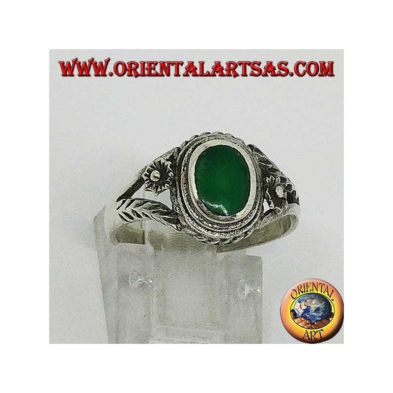 Bague en argent avec agate verte ovale et fleur sur les côtés, petite