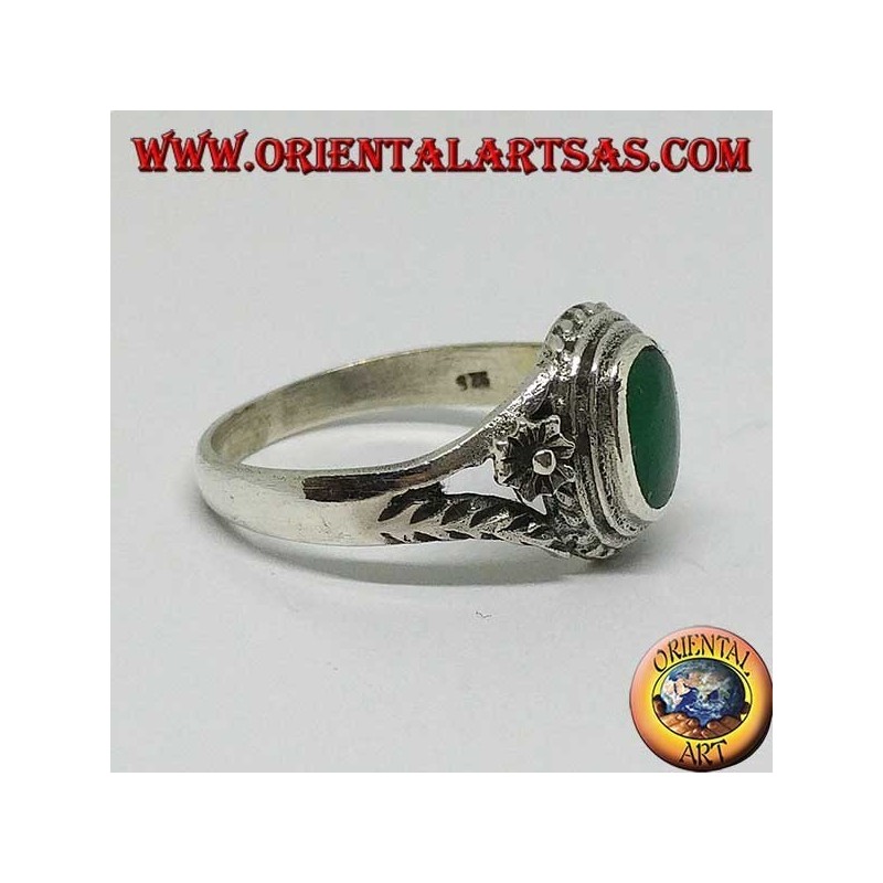 Anillo de plata con ágata verde ovalada y flor en los costados, pequeña