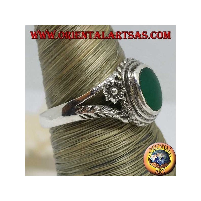 Anillo de plata con ágata verde ovalada y flor en los costados, pequeña