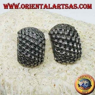 Pendientes de plata con lóbulos hechos a mano con hilos entrelazados.