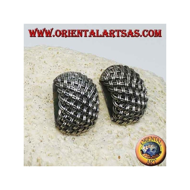 Pendientes de plata con lóbulos hechos a mano con hilos entrelazados.