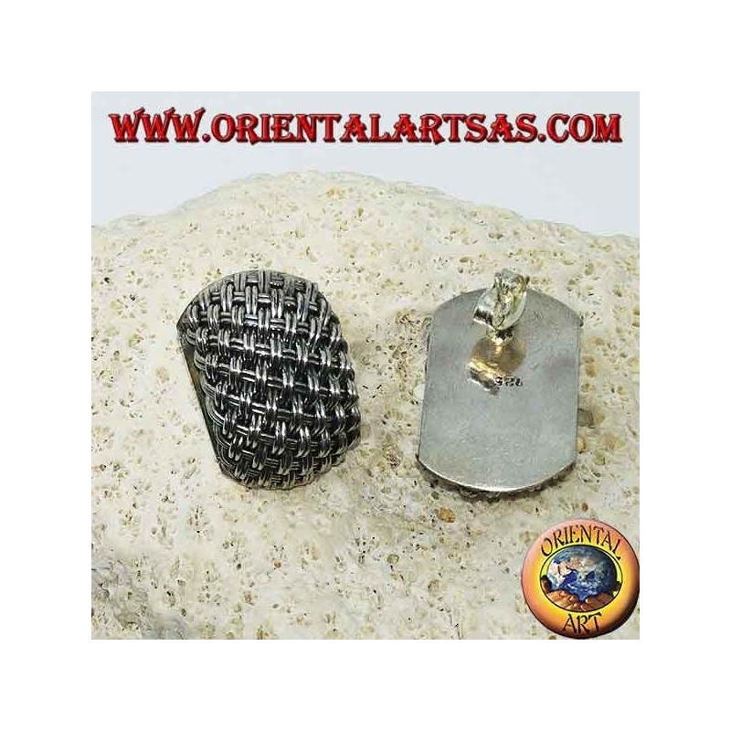 Pendientes de plata con lóbulos hechos a mano con hilos entrelazados.