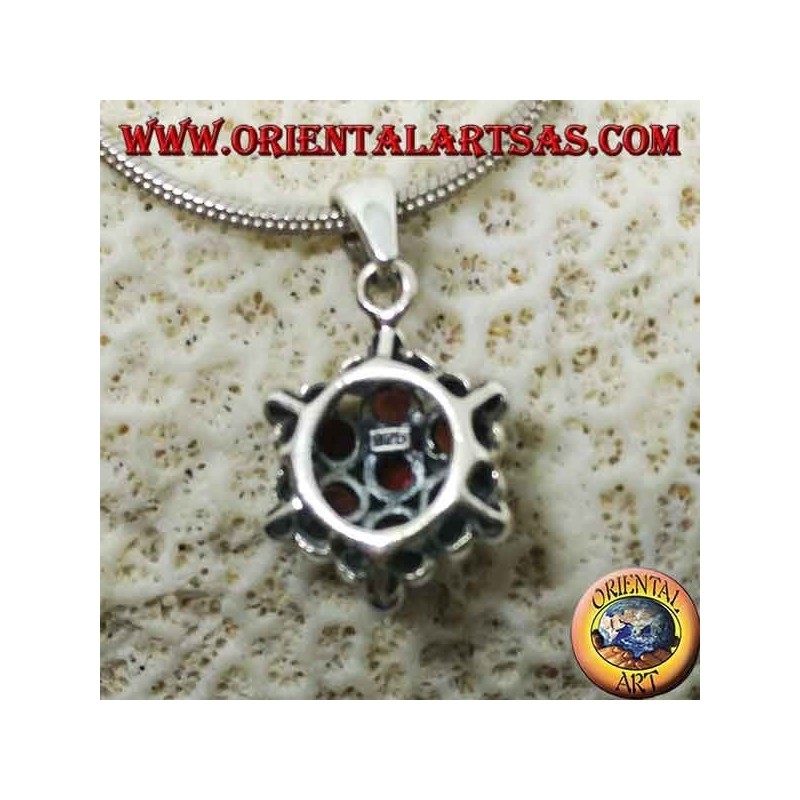 Colgante hexagonal de plata formado por 7 granates redondos rodeados de esferas de plata.