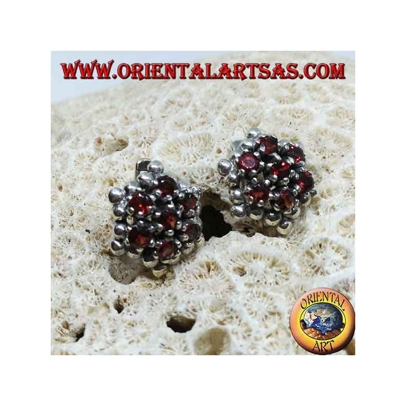 Orecchini in argento,  esagonale formato da 7 granati tondi contornato sfere