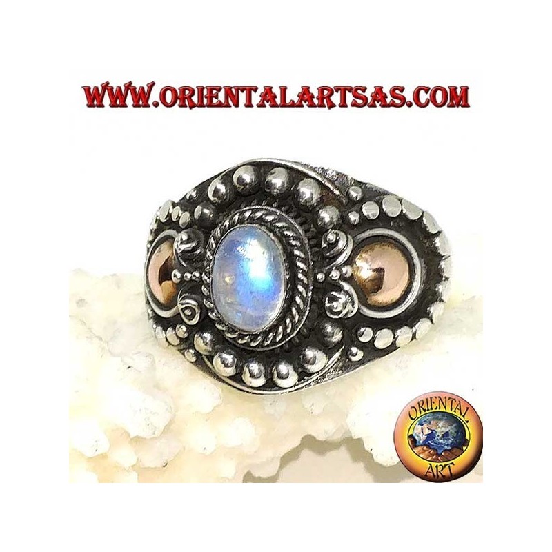 Anillo de plata hecho a mano con piedra de luna arcoiris (adularia) y aplicaciones de oro.