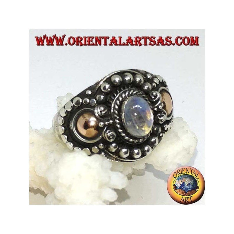 Anillo de plata hecho a mano con piedra de luna arcoiris (adularia) y aplicaciones de oro.