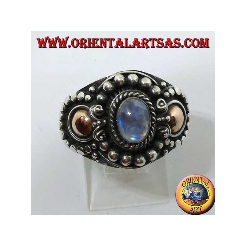 Anillo de plata hecho a mano con piedra de luna arcoiris (adularia) y aplicaciones de oro.
