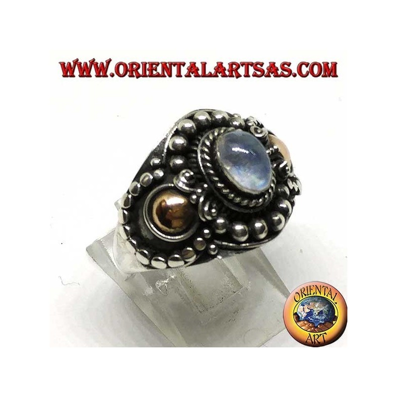 Anillo de plata hecho a mano con piedra de luna arcoiris (adularia) y aplicaciones de oro.