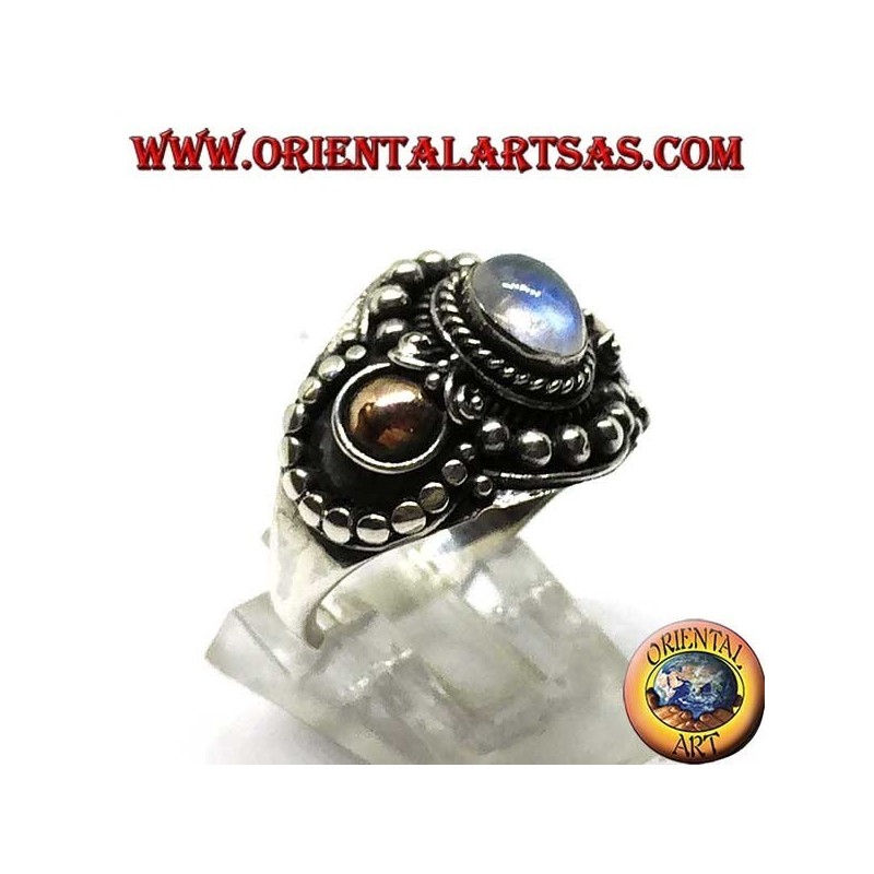 Anillo de plata hecho a mano con piedra de luna arcoiris (adularia) y aplicaciones de oro.