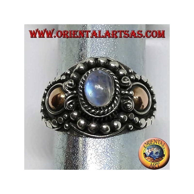 Anillo de plata hecho a mano con piedra de luna arcoiris (adularia) y aplicaciones de oro.