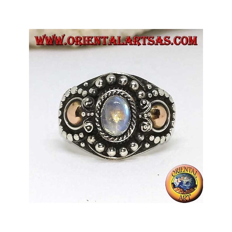 Anillo de plata hecho a mano con piedra de luna arcoiris (adularia) y aplicaciones de oro.