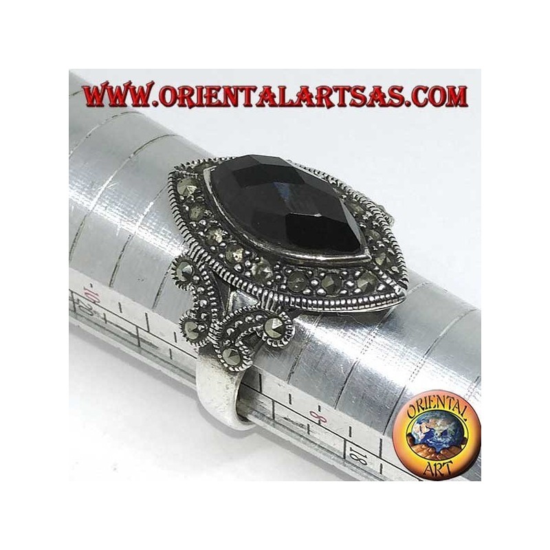 Silberring mit facettiertem Shuttle-Onyx, umgeben von Markasit