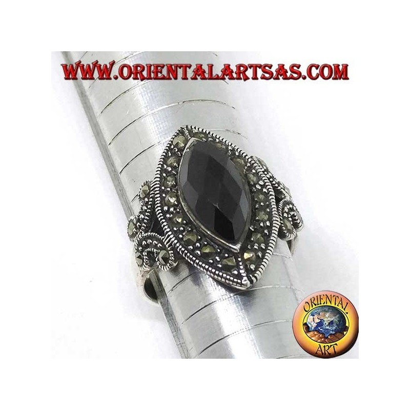 Anello in argento, con onice a navetta sfaccettata contornata di marcasite