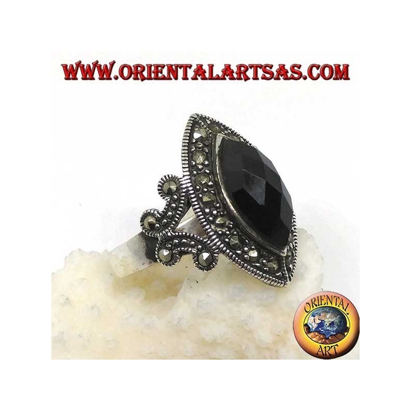 Anillo de plata con ónice lanzadera facetado rodeado de marcasita