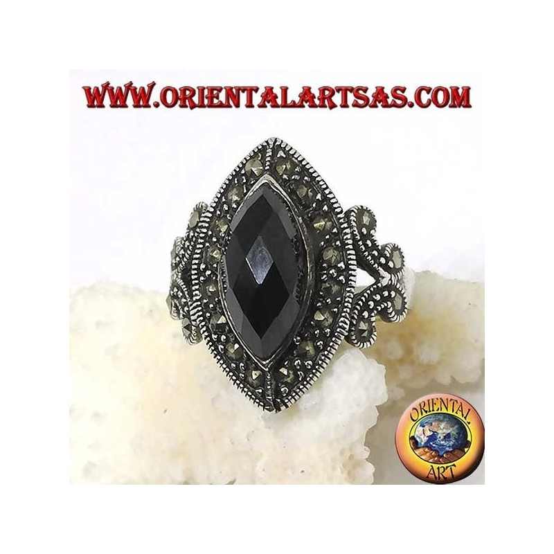 Bague en argent avec onyx navette à facettes entouré de marcassite