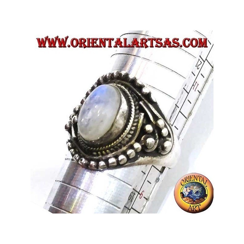 Silberring mit ovalem Regenbogenmondstein mit asymmetrischen Balldekorationen