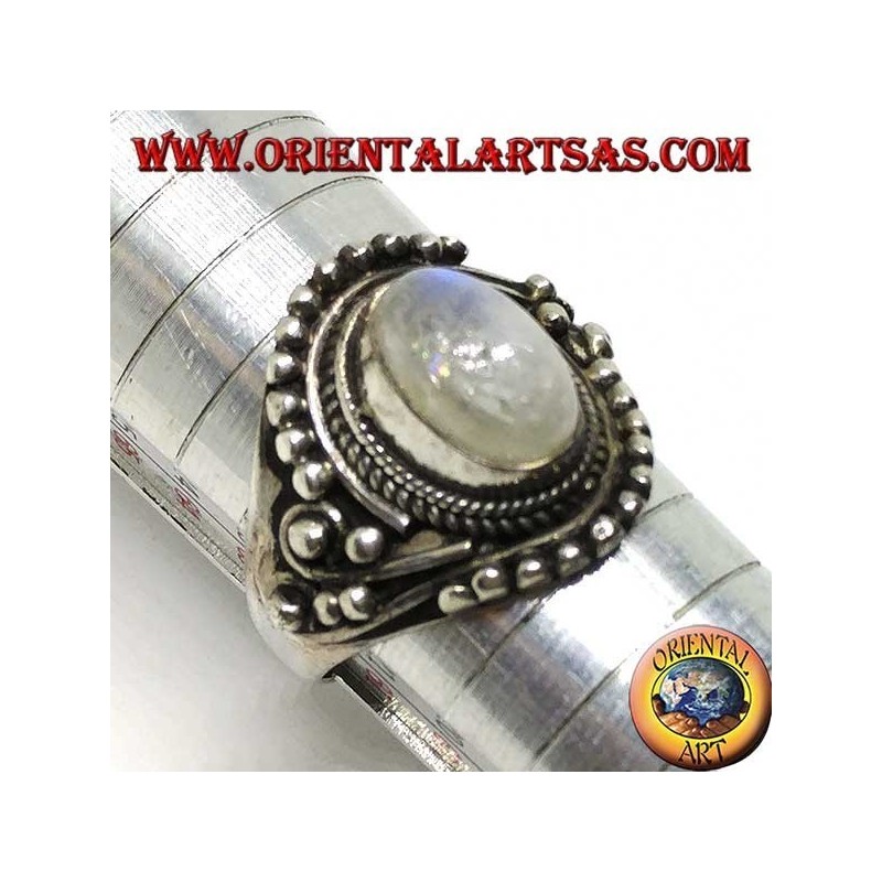 Bague en argent avec pierre de lune arc-en-ciel ovale avec des décorations de balle asymétriques