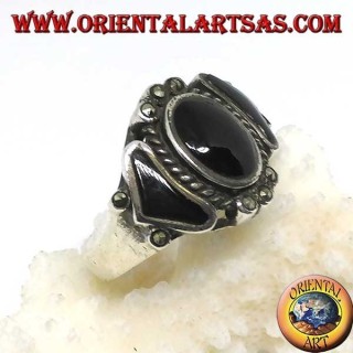 Bague en argent avec un onyx ovale et deux triangulaires entourés de marcassite