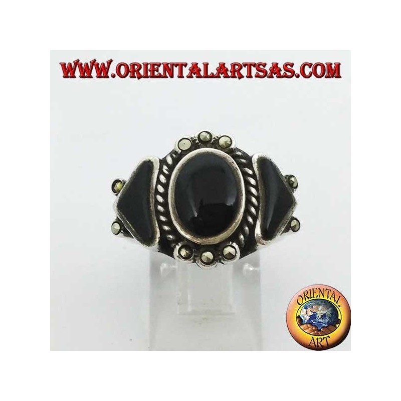 Silberring mit einem ovalen und zwei dreieckigen Onyx, umgeben von Markasit