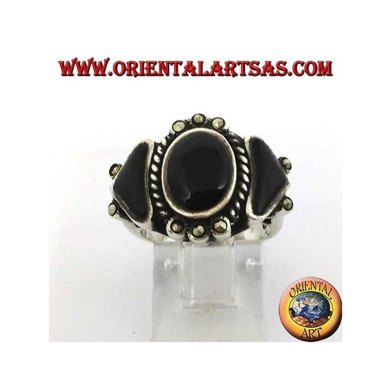 Anello in argento, con un onice ovale e due triangolare contornata di marcasite