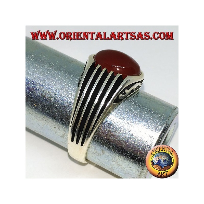 Bague en argent avec une cornaline cabochon ovale et des bâtons sur les côtés