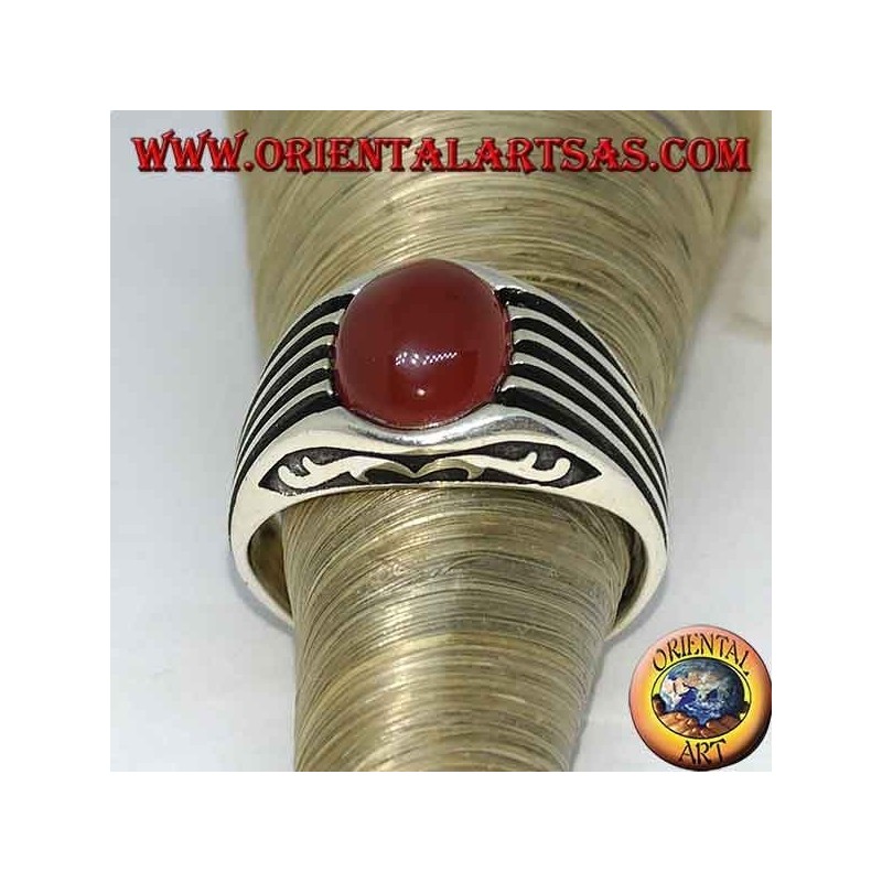 Bague en argent avec une cornaline cabochon ovale et des bâtons sur les côtés