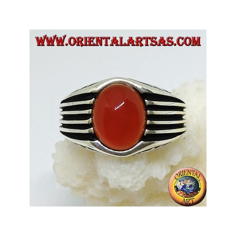 Bague en argent avec une cornaline cabochon ovale et des bâtons sur les côtés