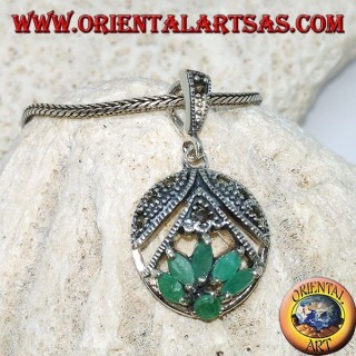 Pendentif en argent avec fleur de lotus avec 5 émeraudes navette et 1 tour