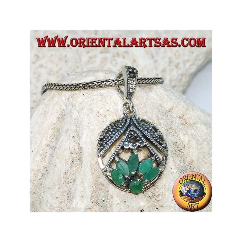 Pendentif en argent avec fleur de lotus avec 5 émeraudes navette et 1 tour