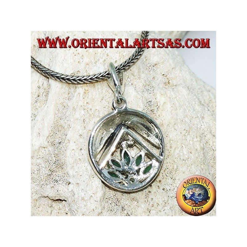 Pendentif en argent avec fleur de lotus avec 5 émeraudes navette et 1 tour