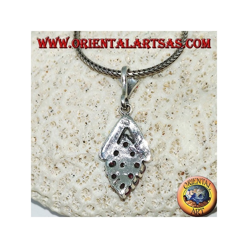 Colgante de plata con 9 rubíes redondos naturales engastados con rombo y marcasita.