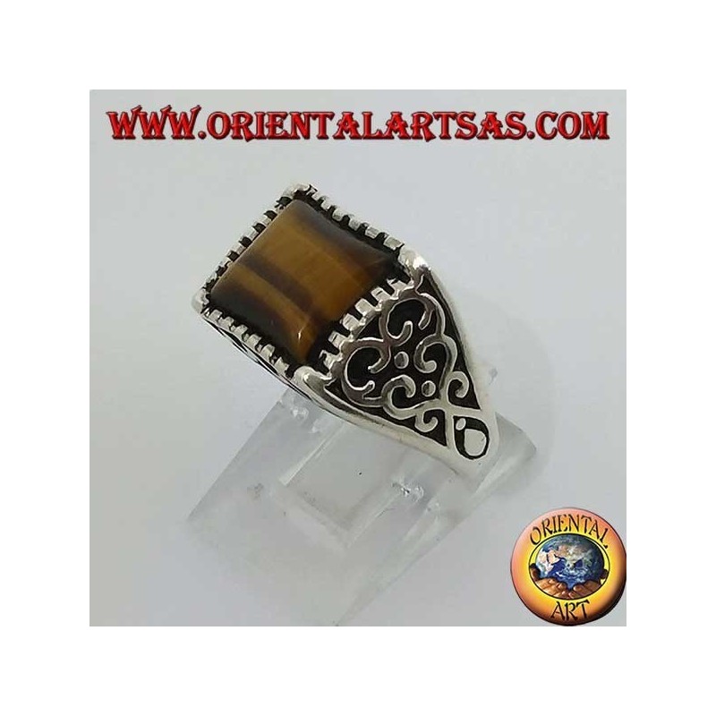 Anillo de plata con decoraciones barrocas y ojo de tigre rectangular.
