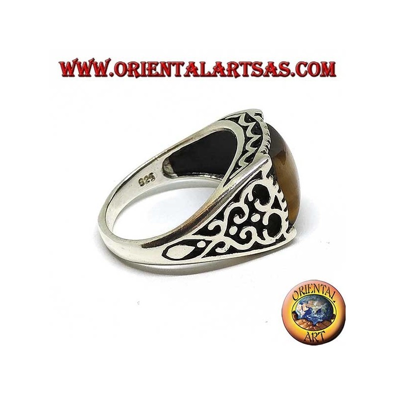 Anillo de plata con decoraciones barrocas y ojo de tigre rectangular.