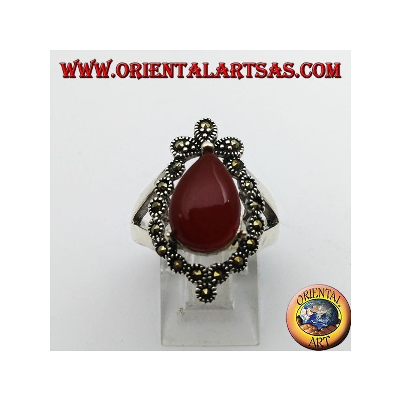 Anello in argento, con corniola a goccia contornata di marcasite