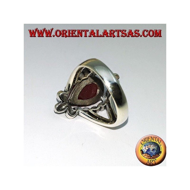Anello in argento, con corniola a goccia contornata di marcasite