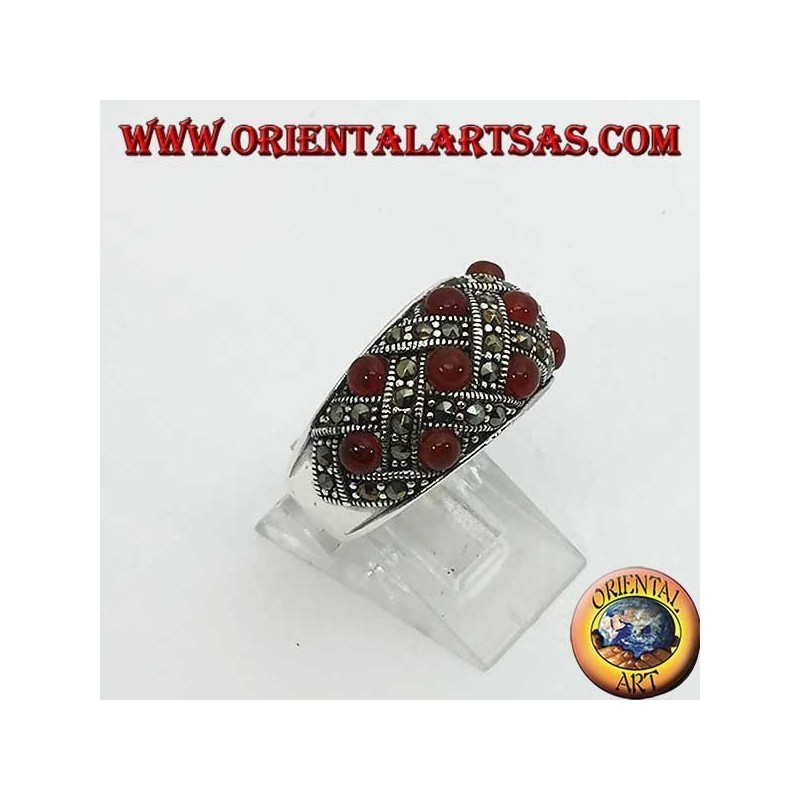 Anillo de plata con banda curva con diez cornalina esférica y marcasita