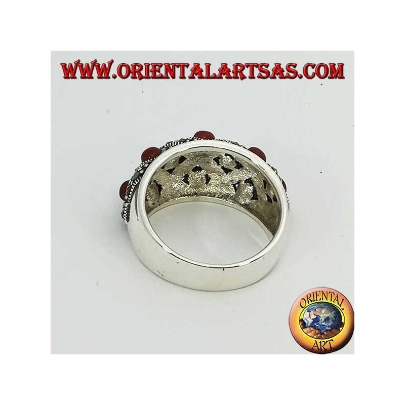 Anello in argento a fascia bombata con dieci corniole sferiche e marcasite