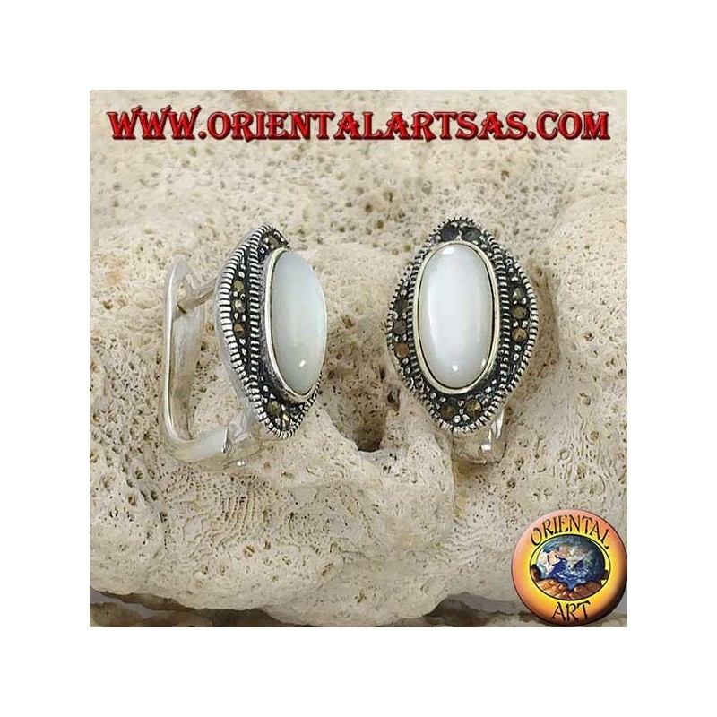 Boucles d'oreilles à lobes en argent avec nacre ovale entourées de marcassites