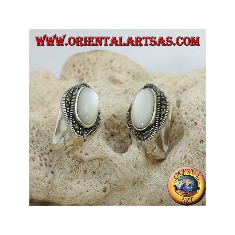 Boucles d'oreilles à lobes en argent avec nacre ovale entourées de marcassites