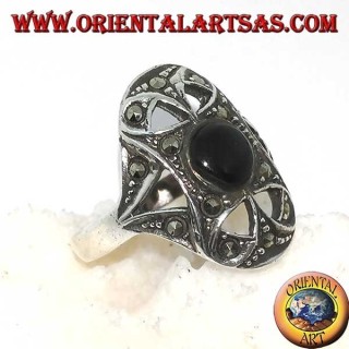 Anello in argento ovale con un onice tonda contornata di marcasite
