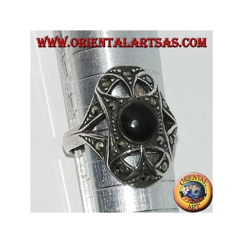 Bague ovale en argent avec un onyx rond entouré de marcassite