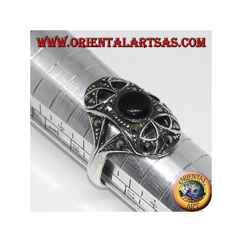 Anello in argento ovale con un onice tonda contornata di marcasite