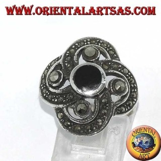 Anello in argento con un onice tonda con 4 marcasite grandi,  contornata di marcasite piccole