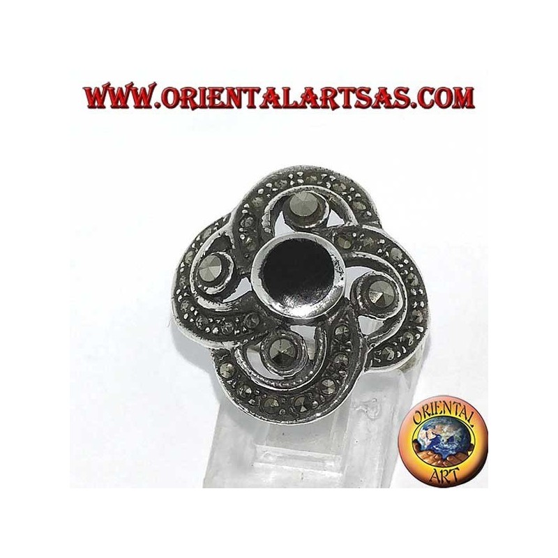 Bague en argent avec un onyx rond avec 4 grandes marcassites, entourée de petites marcassites