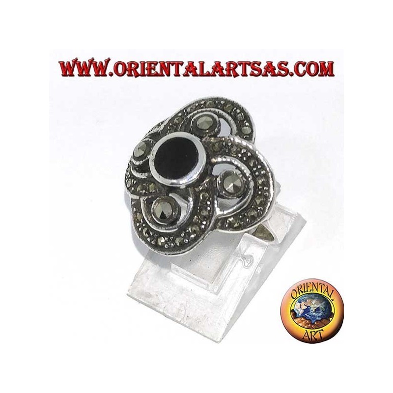 Bague en argent avec un onyx rond avec 4 grandes marcassites, entourée de petites marcassites