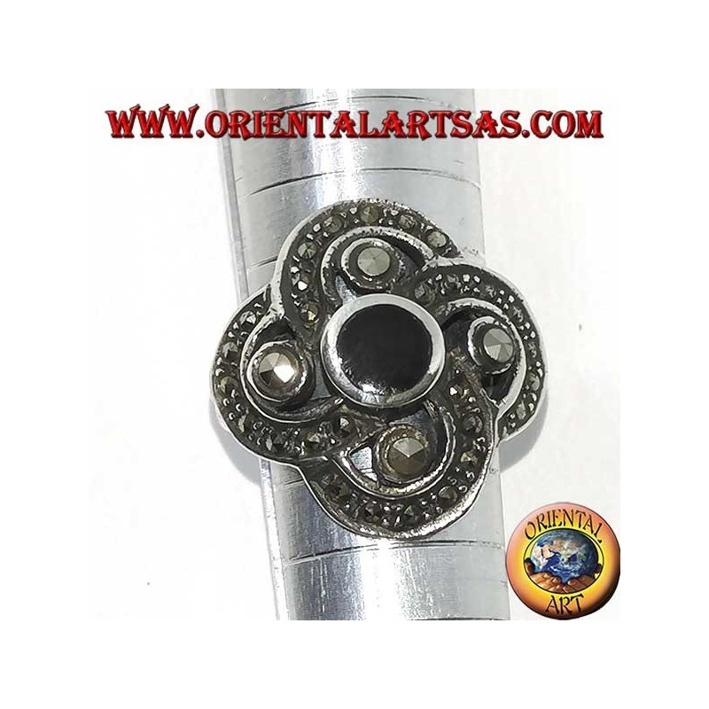 Anillo ovalado de plata con ónix redondo rodeado de marcasita