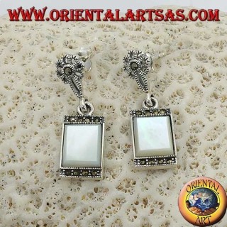 Pendientes colgantes de plata con nácar rectangular rodeados de marcasitas.
